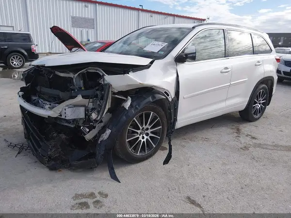 5TDJZRFH2HS509396 2017 TOYOTA HIGHLANDER - Image 2