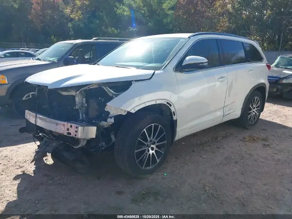 5TDJZRFH2HS511388 2017 TOYOTA HIGHLANDER - Image 2
