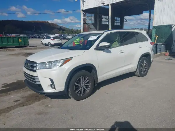 5TDJZRFH2JS487986 2018 TOYOTA HIGHLANDER - Image 2