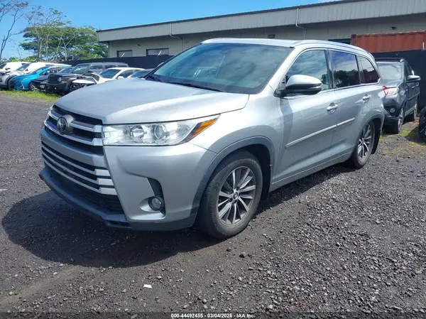 5TDJZRFH2JS490631 2018 TOYOTA HIGHLANDER - Image 2
