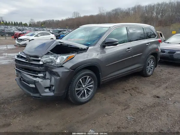 5TDJZRFH2JS498602 2018 TOYOTA HIGHLANDER - Image 2