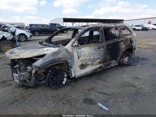 5TDJZRFH2JS498986 2018 TOYOTA HIGHLANDER - Image 2