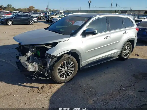 5TDJZRFH2JS523286 2018 TOYOTA HIGHLANDER - Image 2