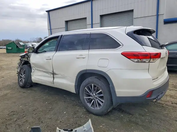 5TDJZRFH2JS525524 2018 TOYOTA HIGHLANDER - Image 2