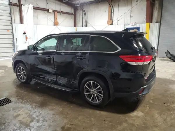 5TDJZRFH2JS525717 2018 TOYOTA HIGHLANDER - Image 2