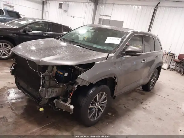 5TDJZRFH2JS528116 2018 TOYOTA HIGHLANDER - Image 2
