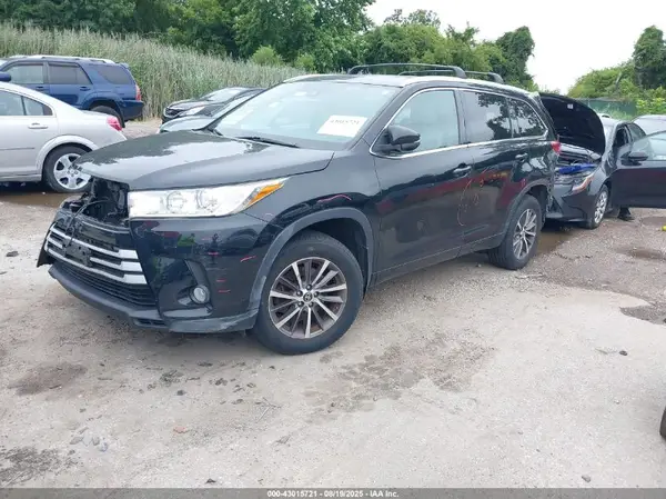 5TDJZRFH2JS529573 2018 TOYOTA HIGHLANDER - Image 2