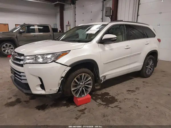 5TDJZRFH2JS530139 2018 TOYOTA HIGHLANDER - Image 2