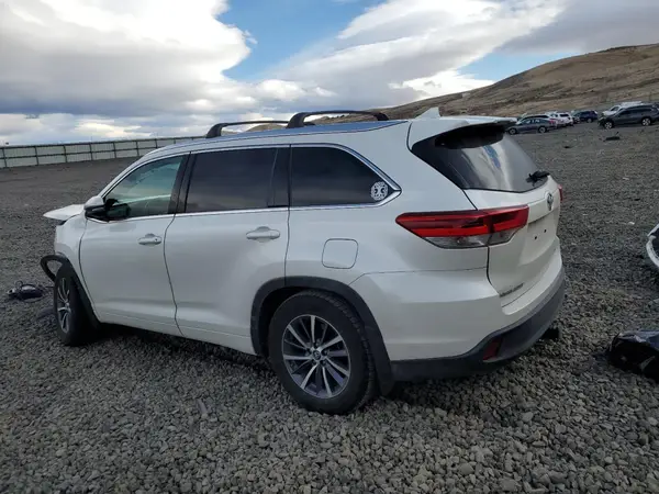 5TDJZRFH2JS534045 2018 TOYOTA HIGHLANDER - Image 2