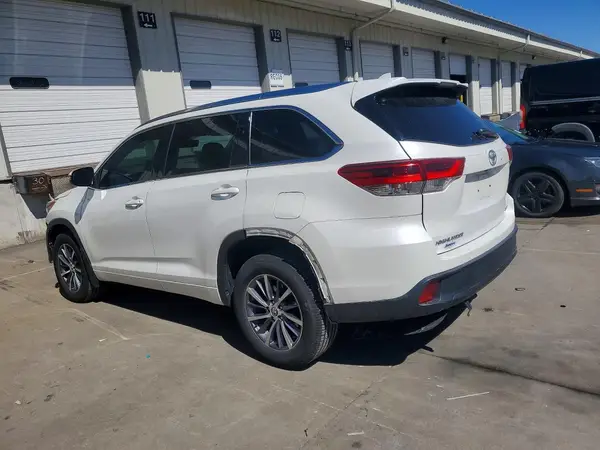5TDJZRFH2JS539181 2018 TOYOTA HIGHLANDER - Image 2