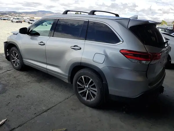5TDJZRFH2JS542422 2018 TOYOTA HIGHLANDER - Image 2