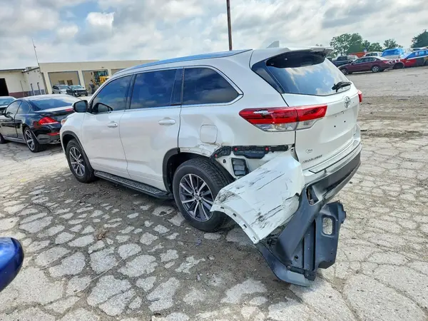 5TDJZRFH2JS543117 2018 TOYOTA HIGHLANDER - Image 2