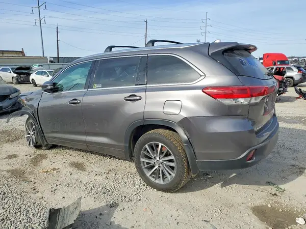 5TDJZRFH2JS545627 2018 TOYOTA HIGHLANDER - Image 2