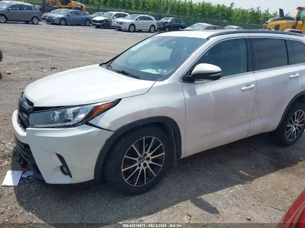 5TDJZRFH2JS547586 2018 TOYOTA HIGHLANDER - Image 2