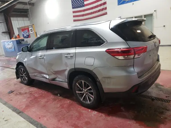 5TDJZRFH2JS548897 2018 TOYOTA HIGHLANDER - Image 2