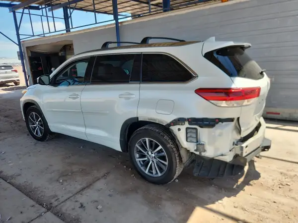5TDJZRFH2JS550407 2018 TOYOTA HIGHLANDER - Image 2