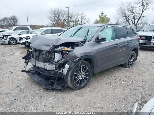 5TDJZRFH2JS553405 2018 TOYOTA HIGHLANDER - Image 2