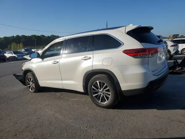 5TDJZRFH2JS553677 2018 TOYOTA HIGHLANDER - Image 2