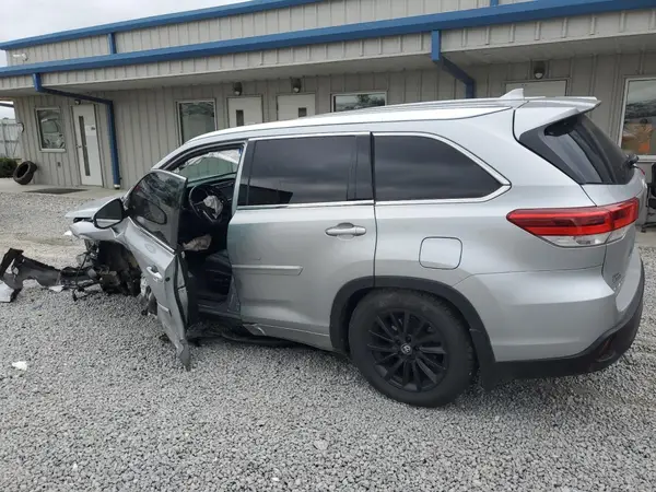 5TDJZRFH2JS561326 2018 TOYOTA HIGHLANDER - Image 2