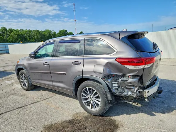 5TDJZRFH2JS801930 2018 TOYOTA HIGHLANDER - Image 2