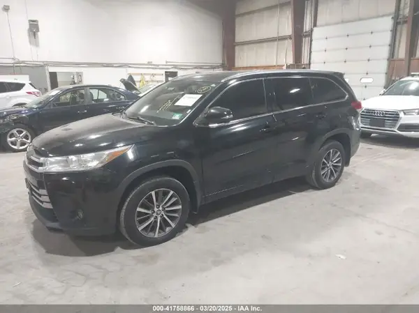 5TDJZRFH2JS802446 2018 TOYOTA HIGHLANDER - Image 2