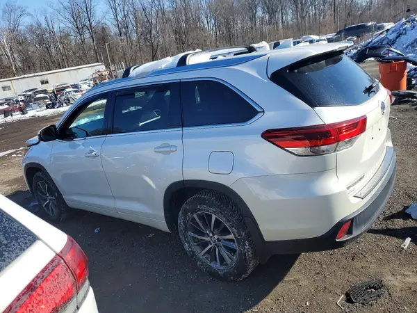 5TDJZRFH2JS803824 2018 TOYOTA HIGHLANDER - Image 2