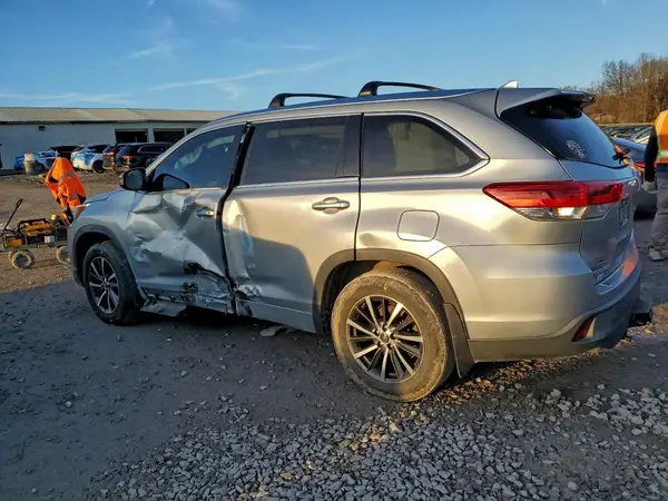 5TDJZRFH2JS804598 2018 TOYOTA HIGHLANDER - Image 2