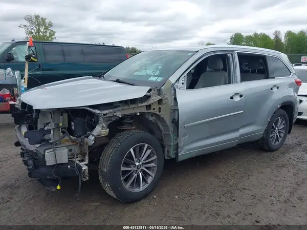 5TDJZRFH2JS808280 2018 TOYOTA HIGHLANDER - Image 2