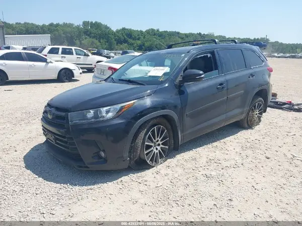 5TDJZRFH2JS810563 2018 TOYOTA HIGHLANDER - Image 2