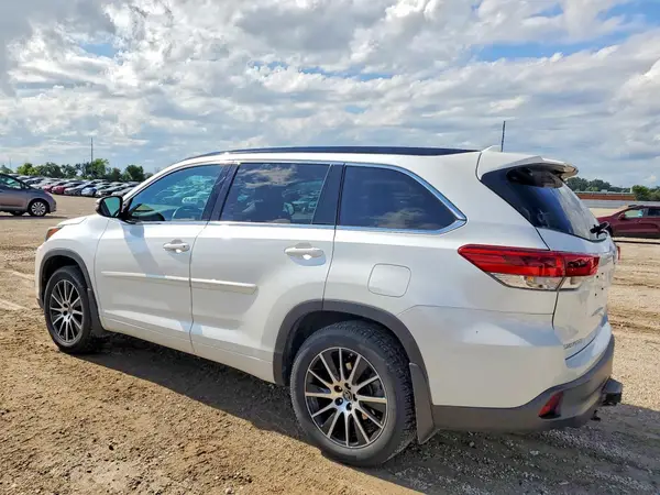 5TDJZRFH2JS813592 2018 TOYOTA HIGHLANDER - Image 2