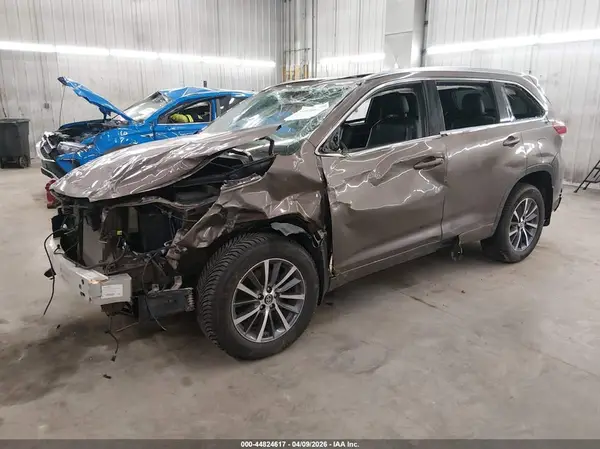 5TDJZRFH2JS813771 2018 TOYOTA HIGHLANDER - Image 2