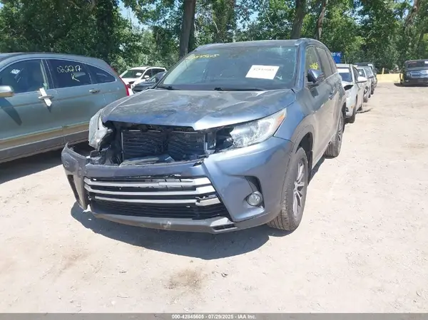 5TDJZRFH2JS816251 2018 TOYOTA HIGHLANDER - Image 2