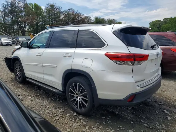 5TDJZRFH2JS817139 2018 TOYOTA HIGHLANDER - Image 2