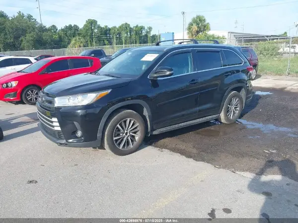 5TDJZRFH2JS817142 2018 TOYOTA HIGHLANDER - Image 2
