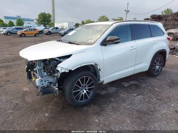 5TDJZRFH2JS817643 2018 TOYOTA HIGHLANDER - Image 2