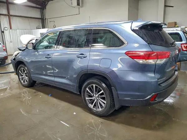 5TDJZRFH2JS817979 2018 TOYOTA HIGHLANDER - Image 2