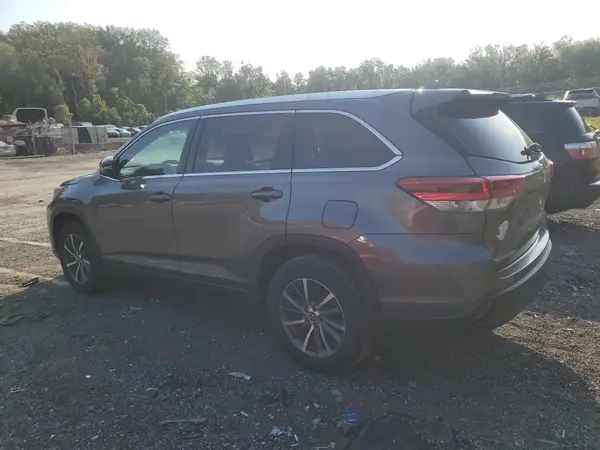 5TDJZRFH2JS826553 2018 TOYOTA HIGHLANDER - Image 2