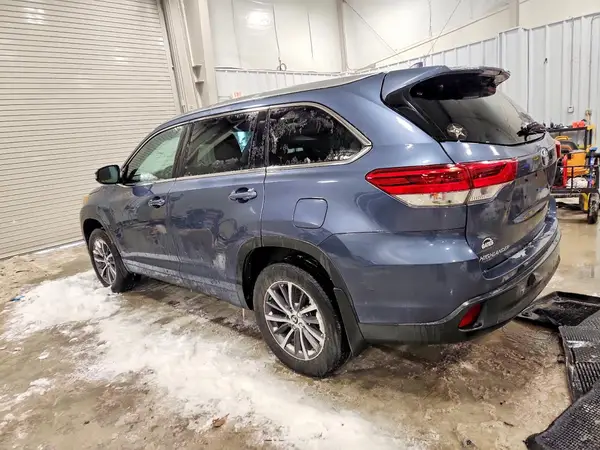 5TDJZRFH2JS828951 2018 TOYOTA HIGHLANDER - Image 2