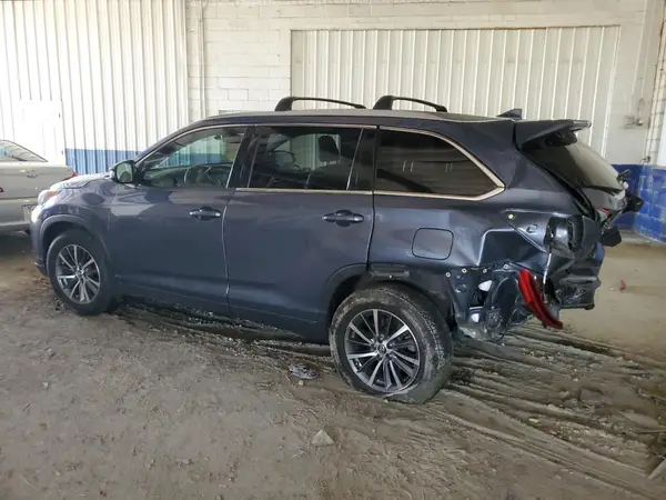 5TDJZRFH2JS829095 2018 TOYOTA HIGHLANDER - Image 2