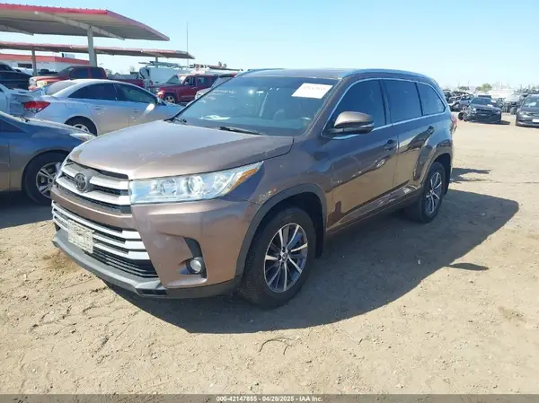 5TDJZRFH2JS832546 2018 TOYOTA HIGHLANDER - Image 2