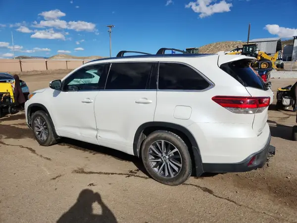 5TDJZRFH2JS842977 2018 TOYOTA HIGHLANDER - Image 2