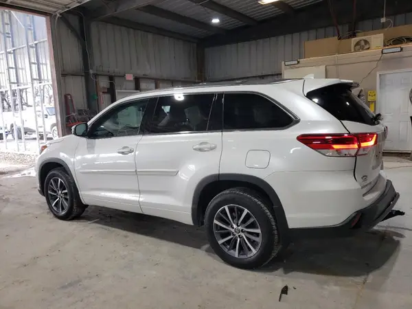 5TDJZRFH2JS843644 2018 TOYOTA HIGHLANDER - Image 2