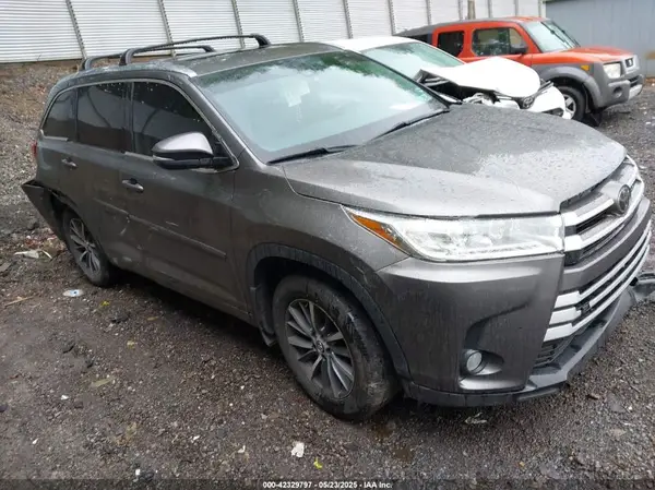 5TDJZRFH2JS843711 2018 TOYOTA HIGHLANDER - Image 1