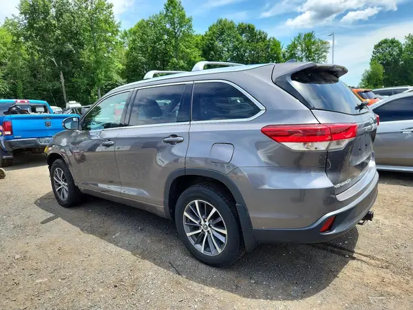 5TDJZRFH2JS848164 2018 TOYOTA HIGHLANDER - Image 2