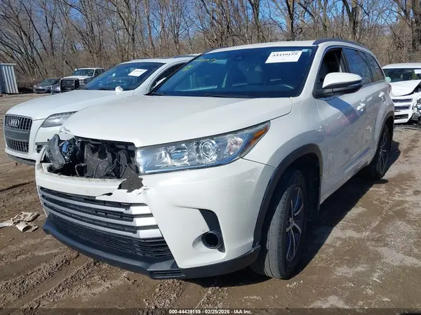5TDJZRFH2JS864073 2018 TOYOTA HIGHLANDER - Image 2