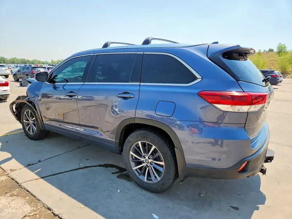 5TDJZRFH2JS864526 2018 TOYOTA HIGHLANDER - Image 2