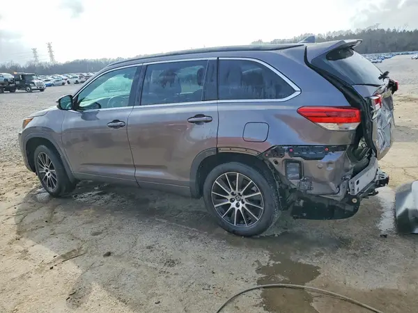 5TDJZRFH2JS869287 2018 TOYOTA HIGHLANDER - Image 2