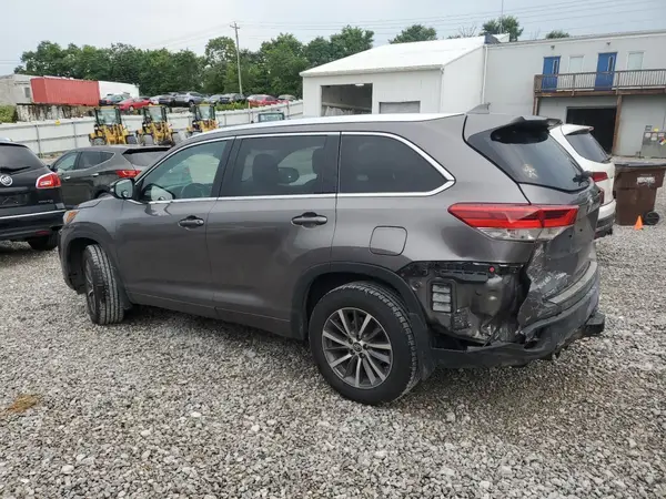 5TDJZRFH2JS869807 2018 TOYOTA HIGHLANDER - Image 2