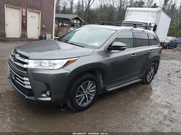 5TDJZRFH2JS871086 2018 TOYOTA HIGHLANDER - Image 2
