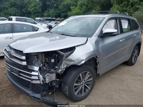 5TDJZRFH2JS872951 2018 TOYOTA HIGHLANDER - Image 2